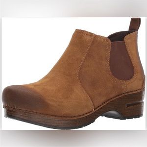 Dansko Suede Clog “Frankie”